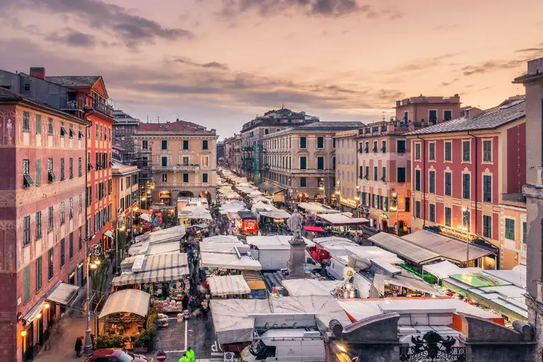 Mercato in piazza a Chiavari al tramonto