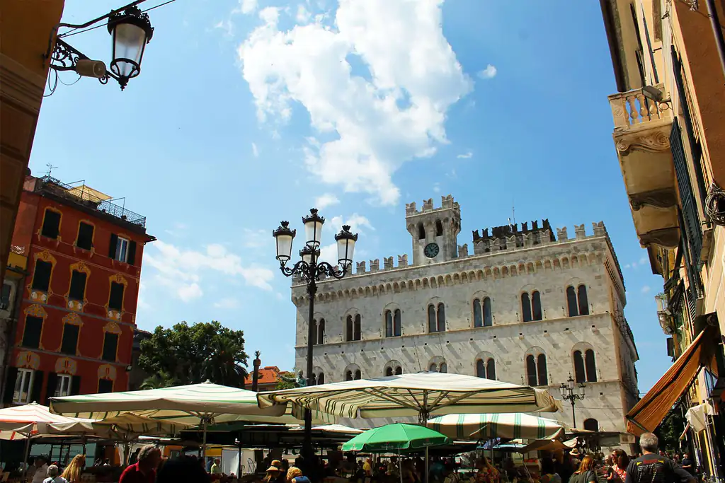 Place avec terrasses et palais historique à Chiavari