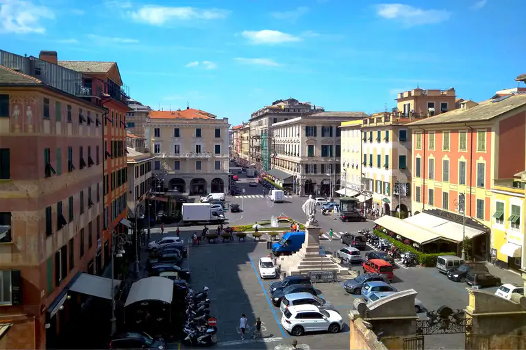 Piazza e palazzi colorati nel centro di Chiavari