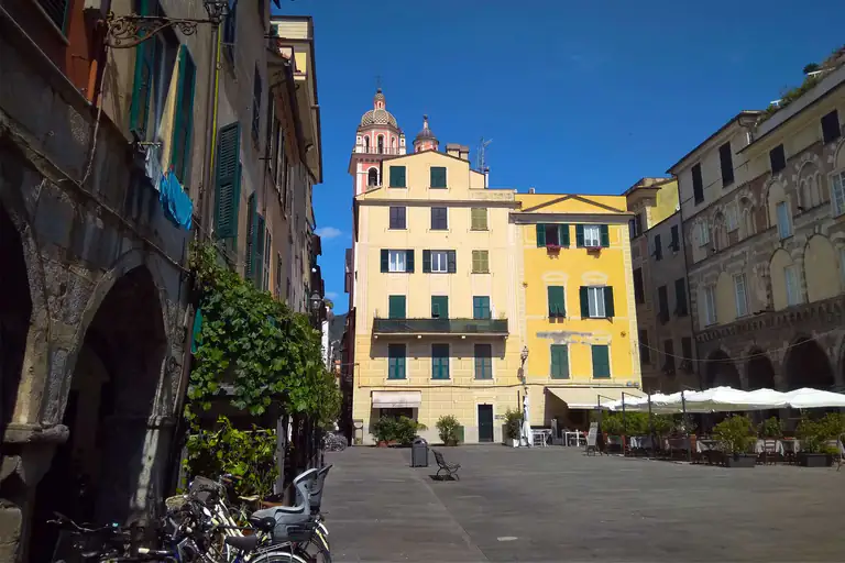 Palazzi colorati in una piazza di Chiavari