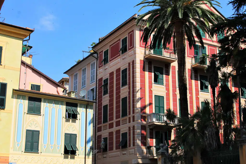 Palme e palazzi colorati a Chiavari
