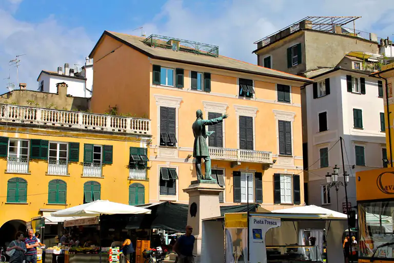 Piazza con statua e palazzi porticati a Chiavari
