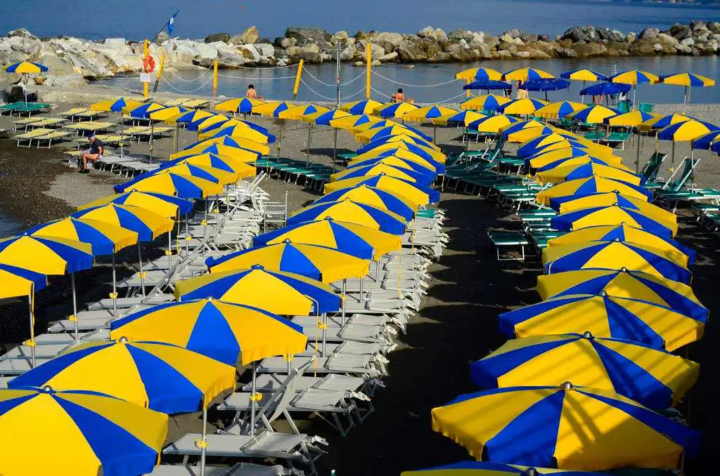 Ombrelloni gialli e blu sulla spiaggia di Chiavari