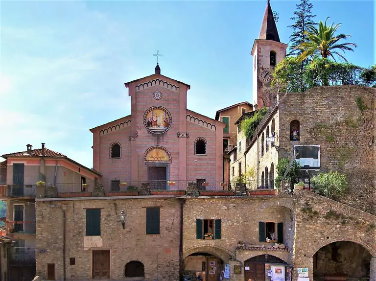 Chiesa e piazza del borgo di Apricale
