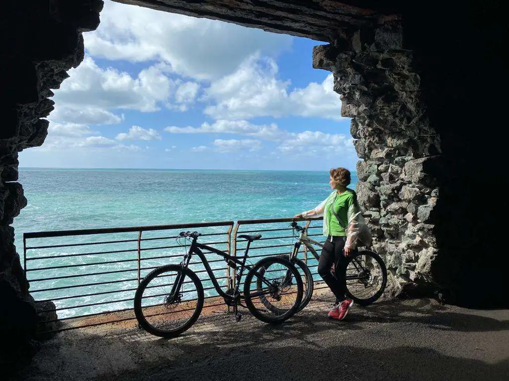 Ciclisti nella galleria della pista ciclabile di Levanto