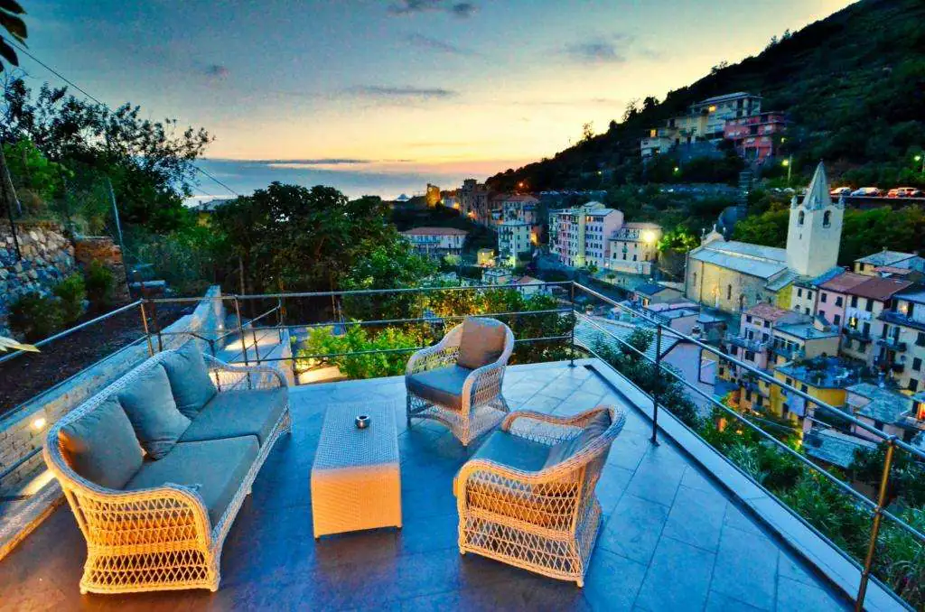 Terrazza con divanetti del Cinqueterre Residence a Riomaggiore