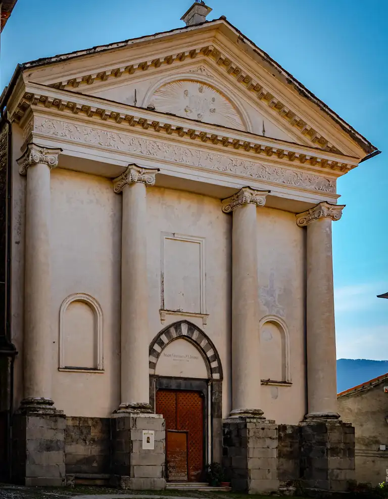 Facciata della Collegiata dell'Assunta a Triora