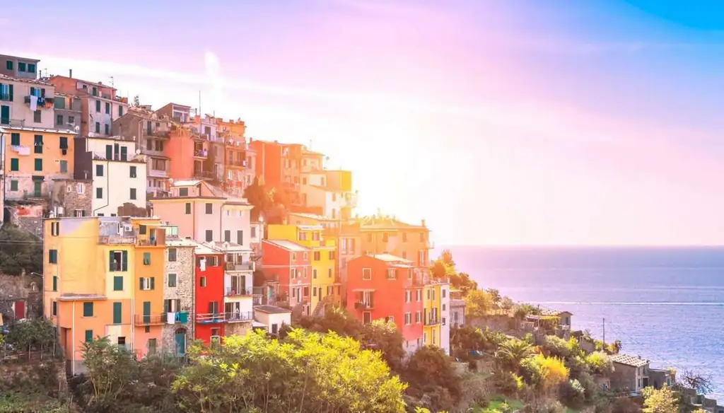 Corniglia al tramonto sulla scogliera
