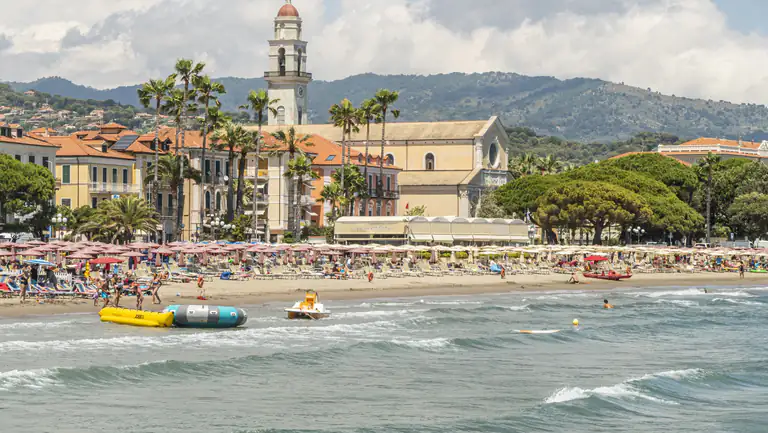Spiaggia di Diano Marina con la chiesa sullo sfondo