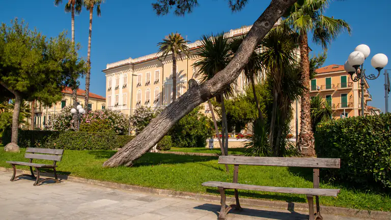 Giardini con palme e panchine a Diano Marina