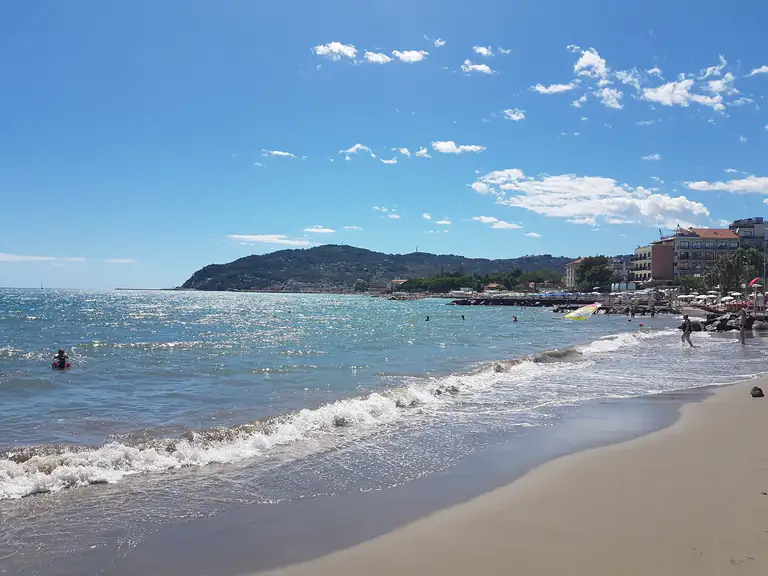 Spiaggia di sabbia di Diano Marina con le onde