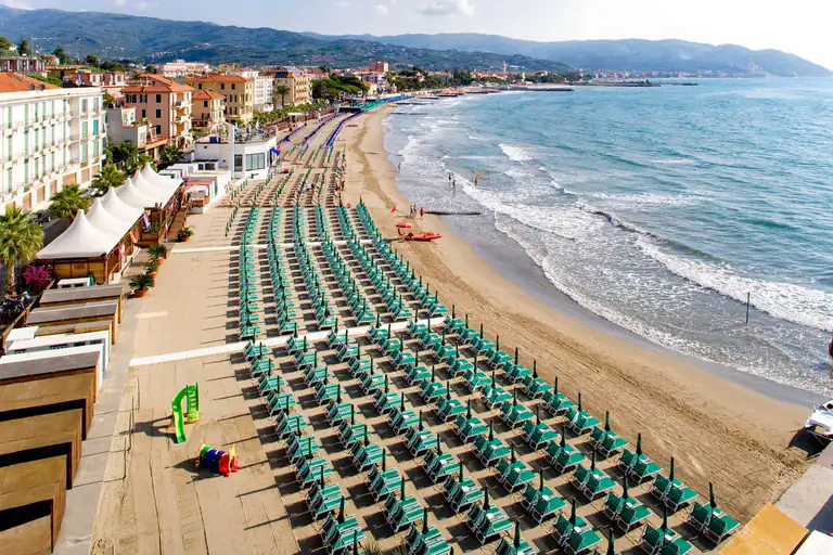Stabilimenti balneari sulla spiaggia di Diano Marina