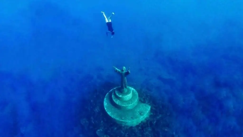 Subacqueo sul Cristo degli Abissi a San Fruttuoso