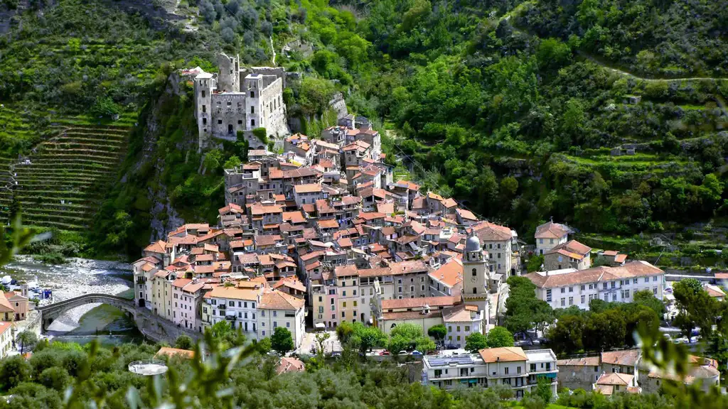 Dolceacqua e il castello tra le colline