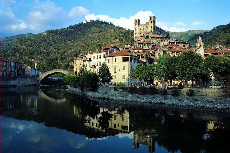 Dolceacqua riflessa nel torrente Nervia