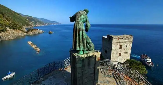 Statua e torre sul promontorio di Monterosso al Mare