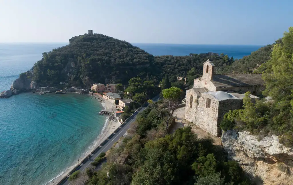 Chiesa di San Lorenzo sul promontorio di Varigotti