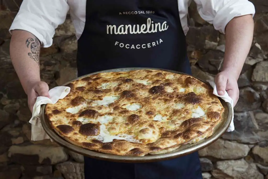 Focaccia di Recco appena sfornata