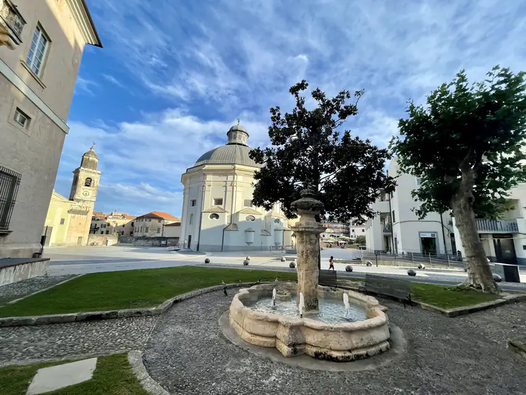 Fontana e giardini in piazza a Loano