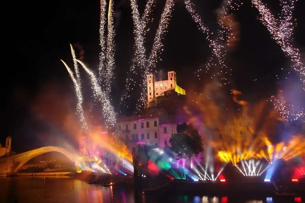Fuochi d'artificio sul castello di Dolceacqua