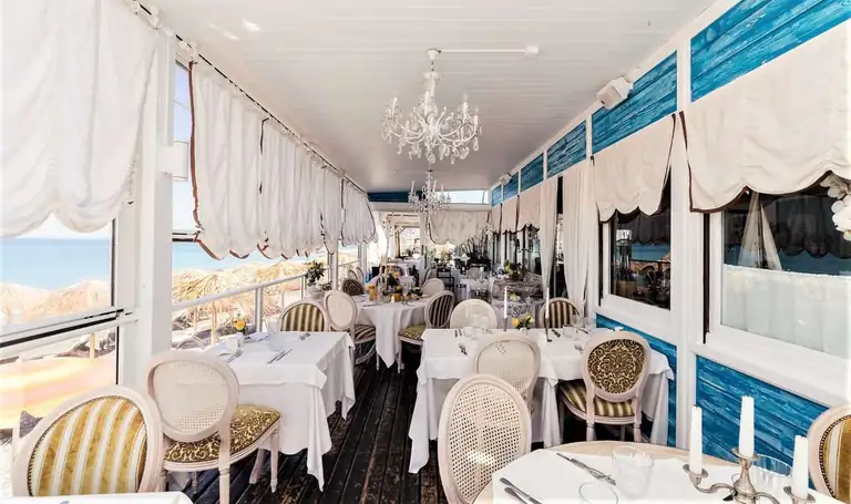 Salle lumineuse du restaurant Garroccio à Bordighera