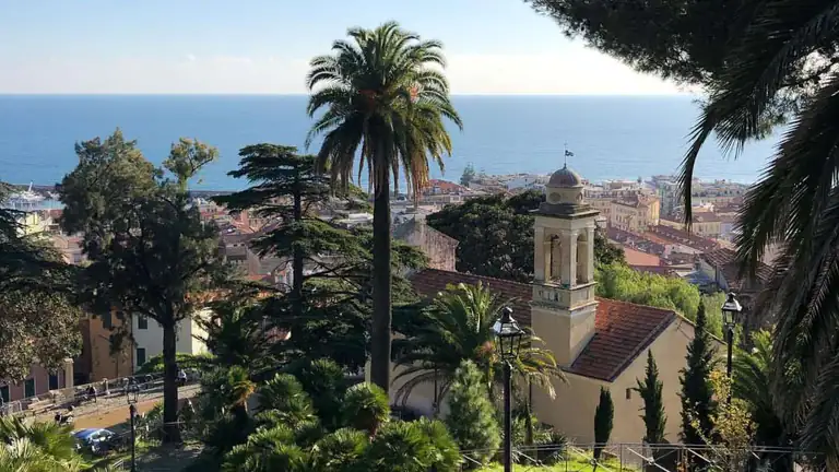 Giardini Regina Elena con palme e vista mare a Sanremo
