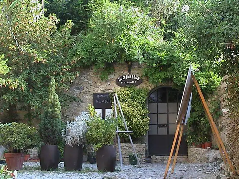 Giardino tra i ruderi di Bussana Vecchia