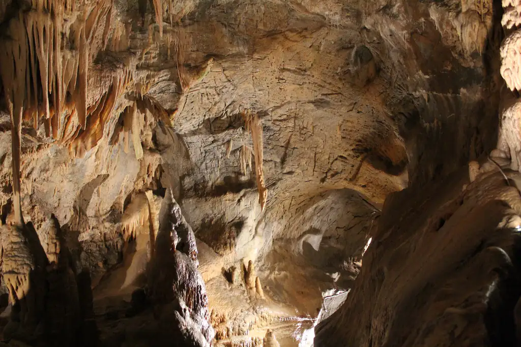 Stalattiti e stalagmiti nelle Grotte di Toirano