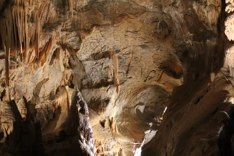 Stalattiti e stalagmiti nelle Grotte di Toirano