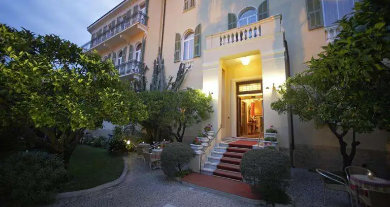Ingresso e giardino dell'Hotel Villa Elisa a Bordighera