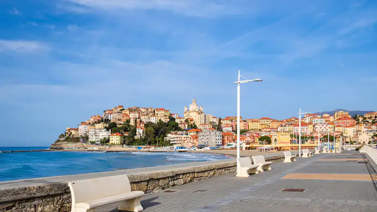 Passeggiata a mare con vista sul Parasio di Imperia