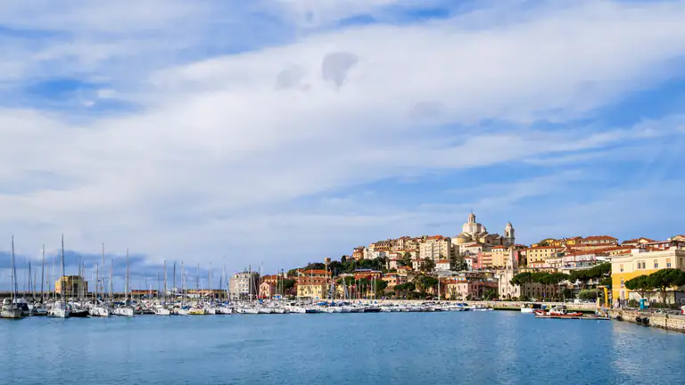 Porto Maurizio e il Duomo visti dal porto
