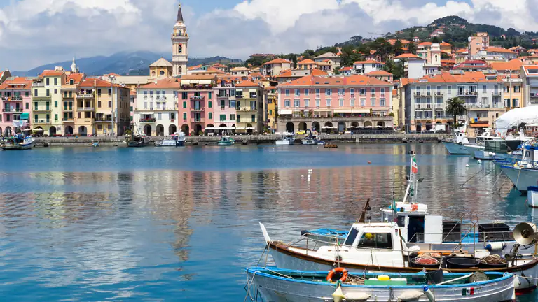 Porto di Oneglia con i pescherecci e i palazzi colorati