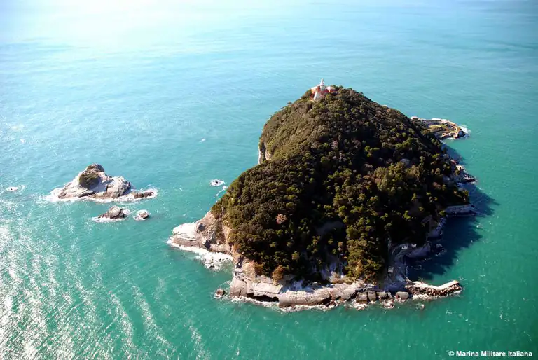 Isola del Tino davanti a Portovenere