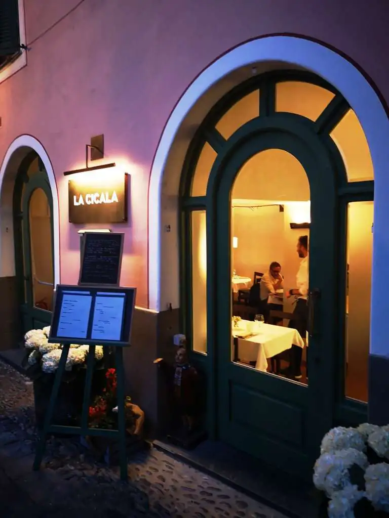 Entrée du restaurant La Cicala à Bordighera le soir