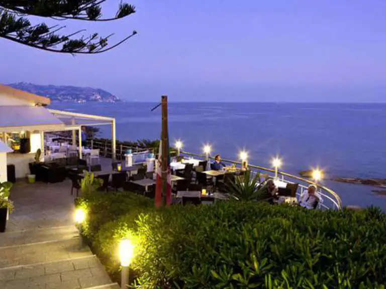 Terrazza sul mare del ristorante La Reserve a Bordighera al tramonto