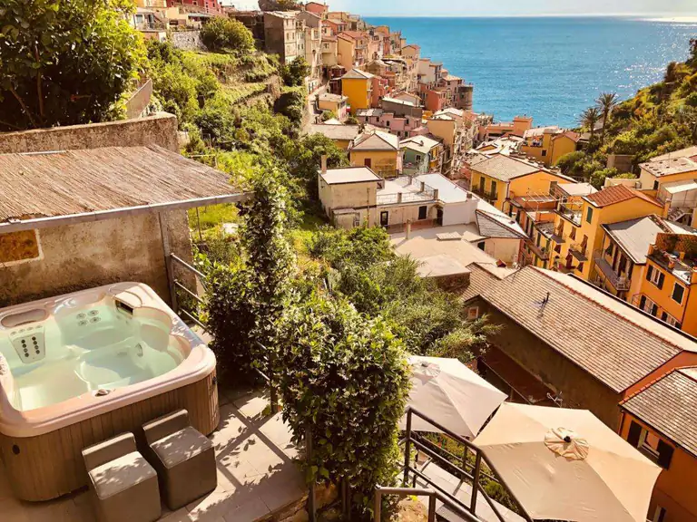 Terrazza con idromassaggio de La Torretta Lodge a Manarola