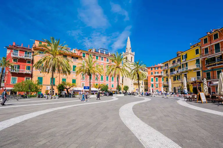 Piazzetta con palme e case colorate a Lerici