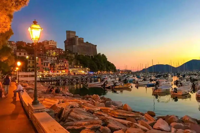 Passeggiata al porto di Lerici al tramonto