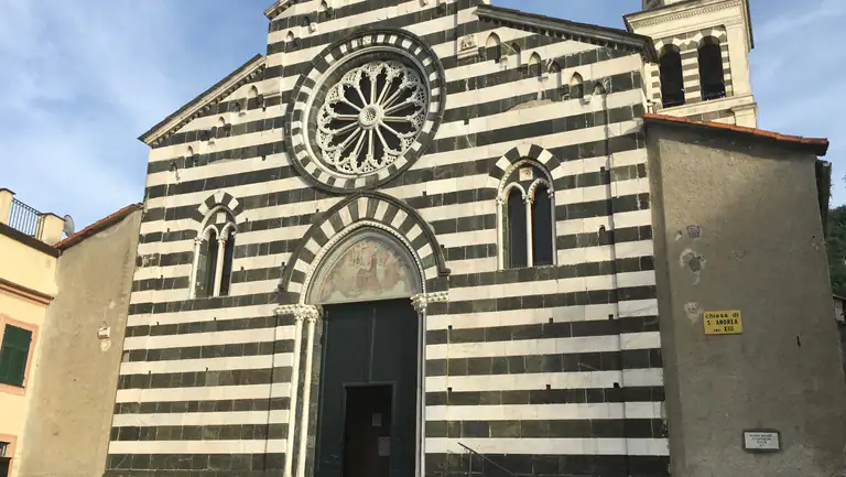 Chiesa di Sant'Andrea a strisce bianche e nere a Levanto