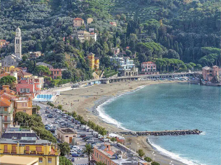 Baia e spiaggia di Levanto viste dall'alto