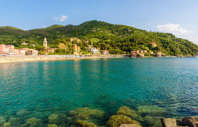 Mare trasparente nella baia di Levanto