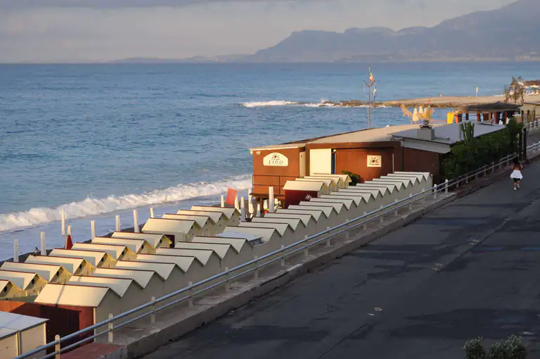 Établissement Lido Beach sur le front de mer de Bordighera