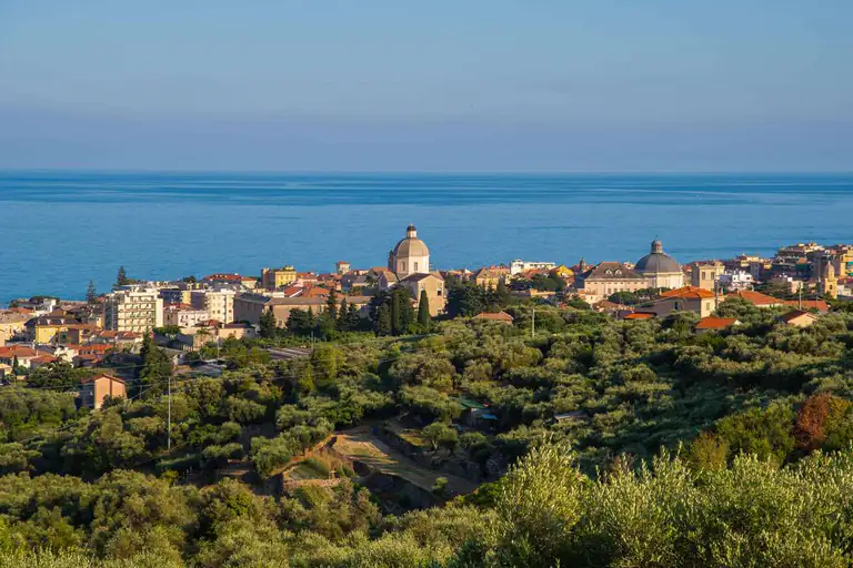Loano e il mare tra la vegetazione