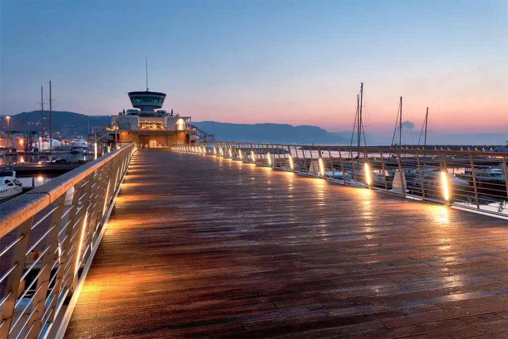 Molo di Loano illuminato al tramonto