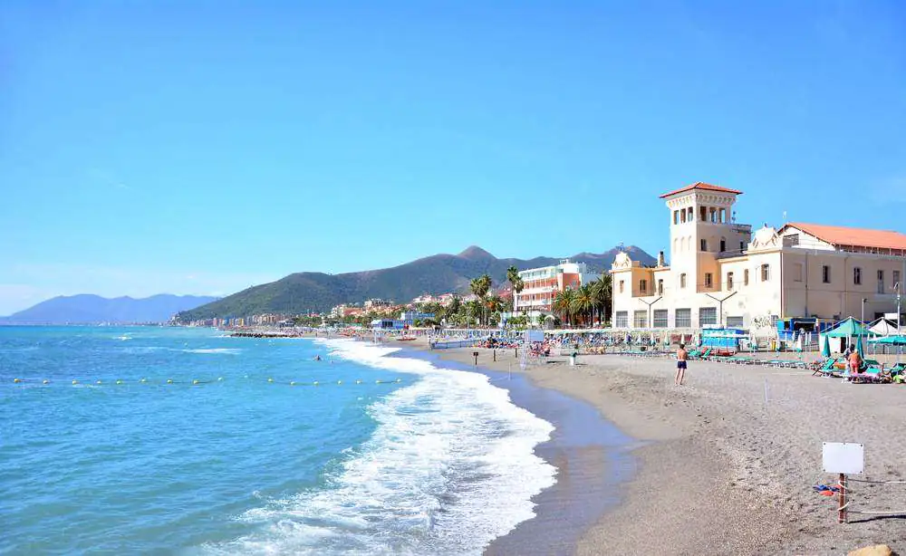 Spiaggia di Loano con le onde