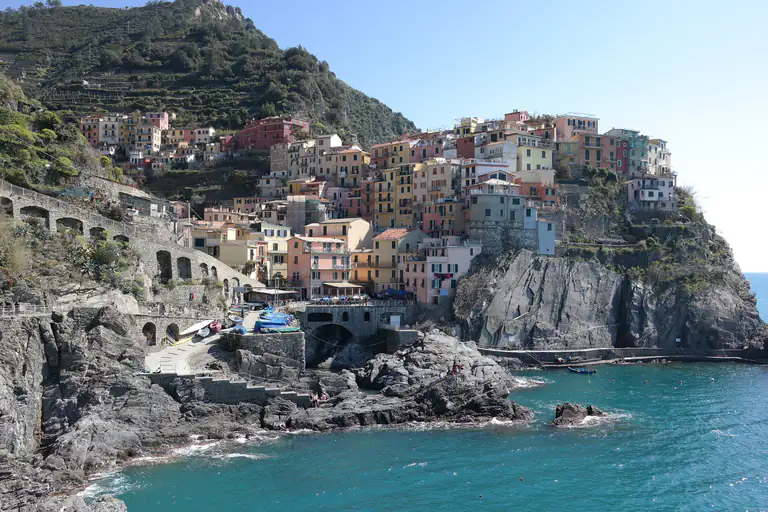 Manarola sulla scogliera e il mare