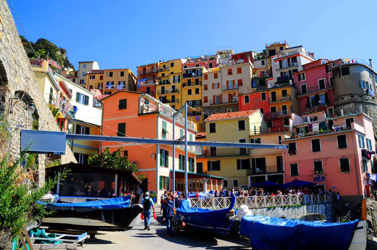 Barche e case colorate nella piazza di Manarola