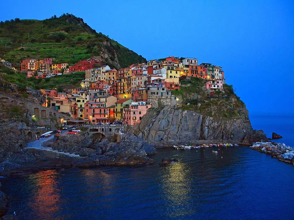 Manarola illuminata al crepuscolo