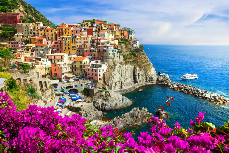 Manarola con le bouganville in fiore
